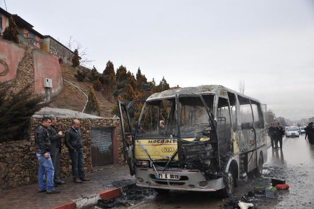 Kampüse Öğrenci Taşıyan Minibüs Kül Oldu