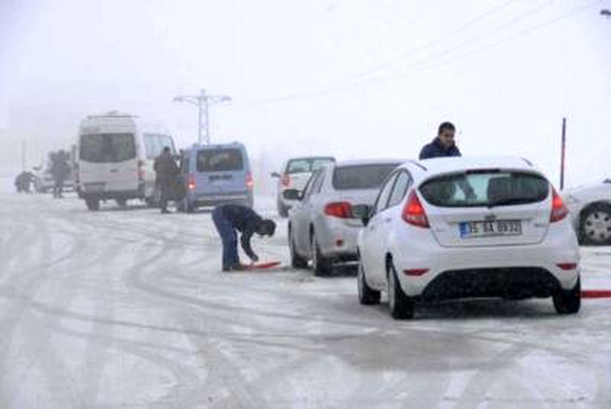 Kar Yağışı Turistleri Yolda Bıraktı