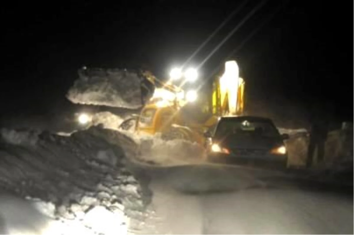 Kar Yolları Kapadı 50 Araçtaki 100 Kişi 8 Saat Mahsur Kaldı