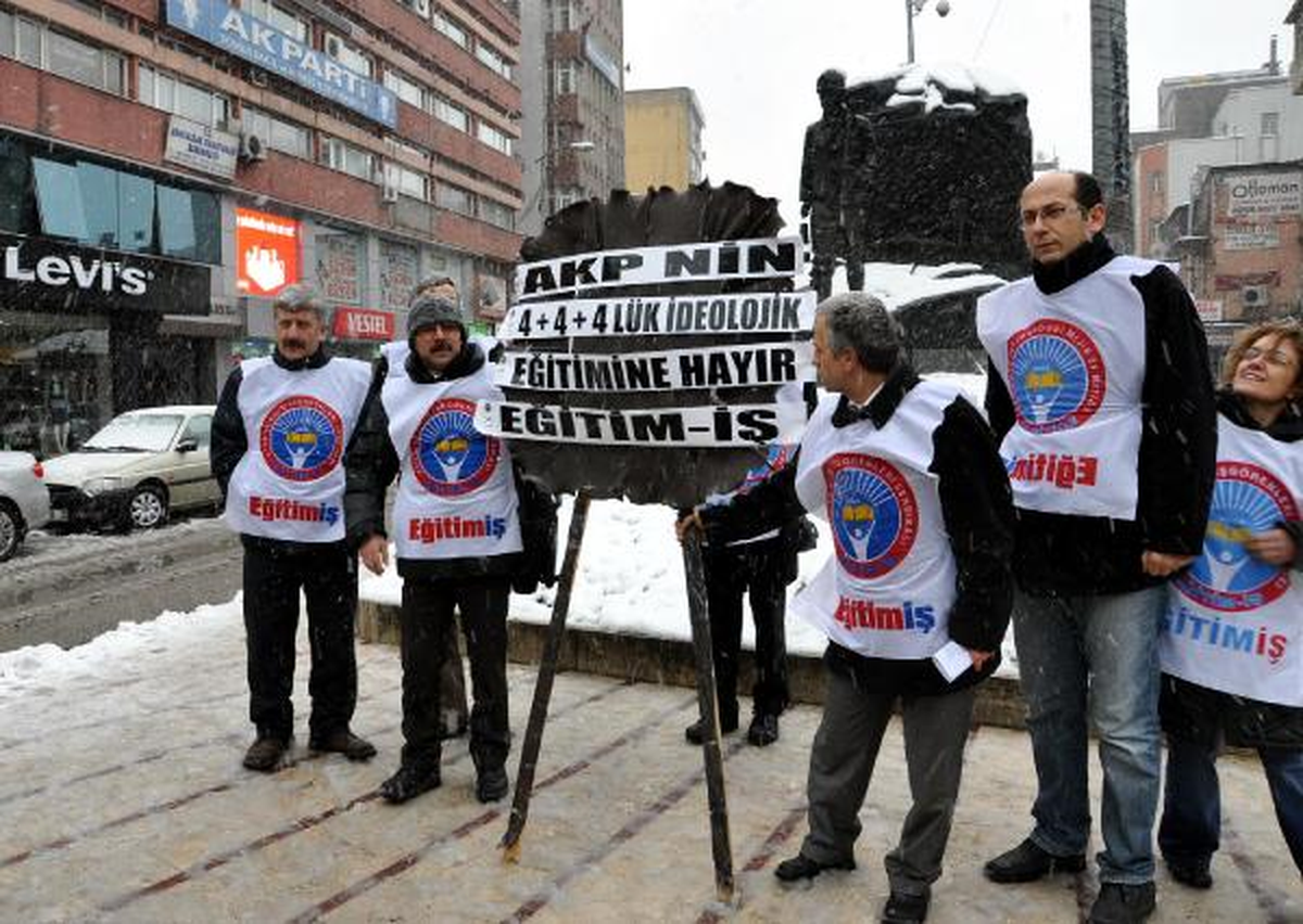 Kesintili Zorunlu Eğitim Düzenlemesine Çelenkli Protesto
