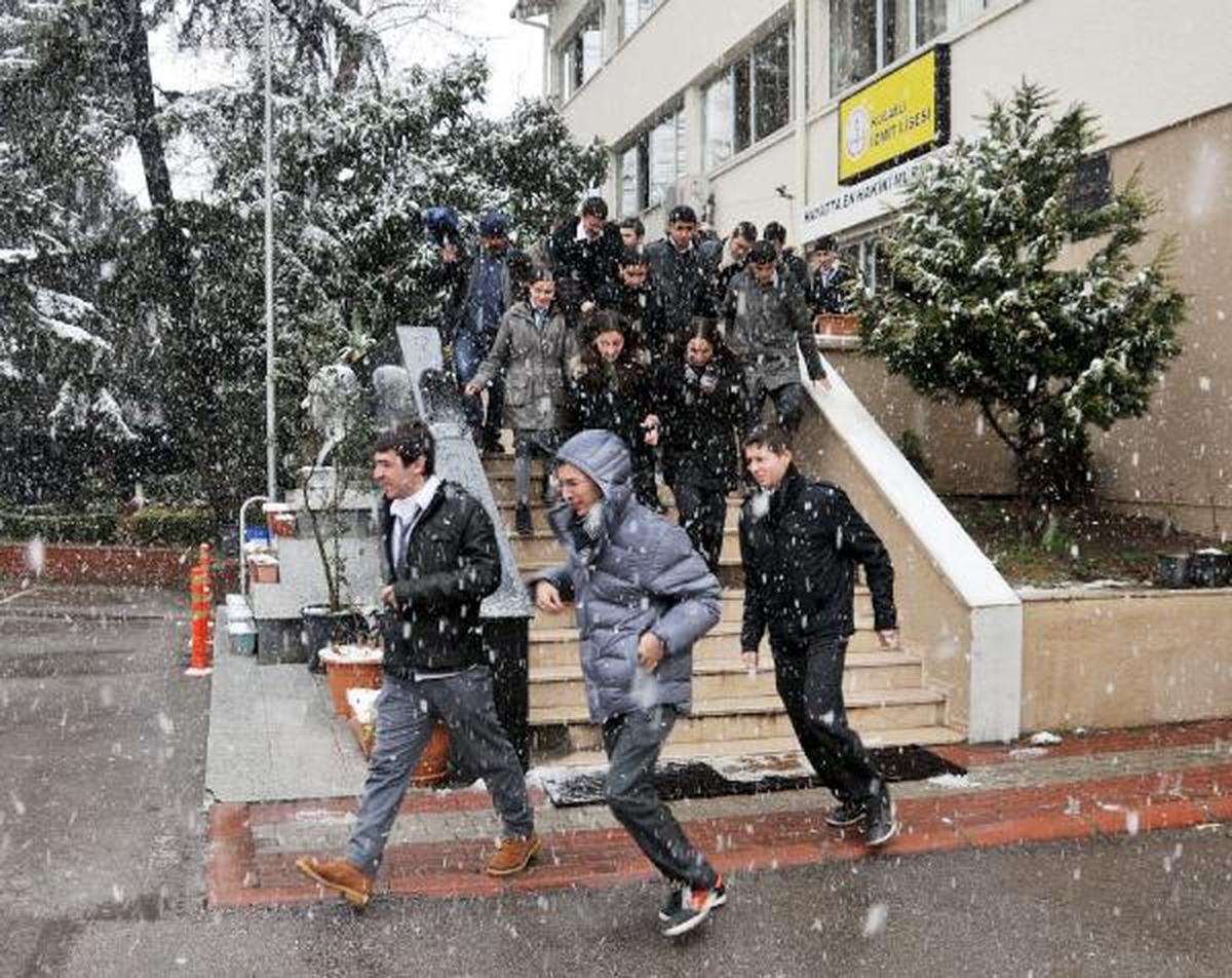 Kocaeli\'de Kar Yağışı Altında Okulda Deprem Tatbikatı