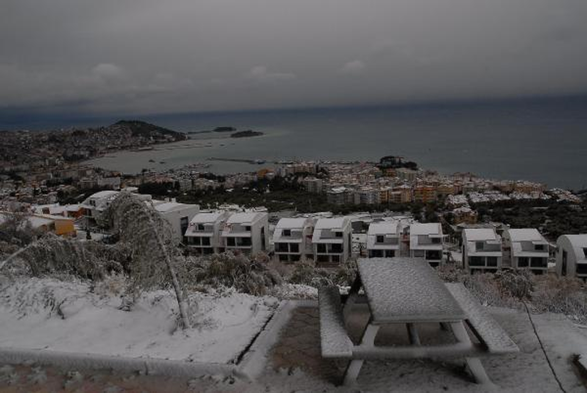 Kuşadası\'na da Kar Yağdı
