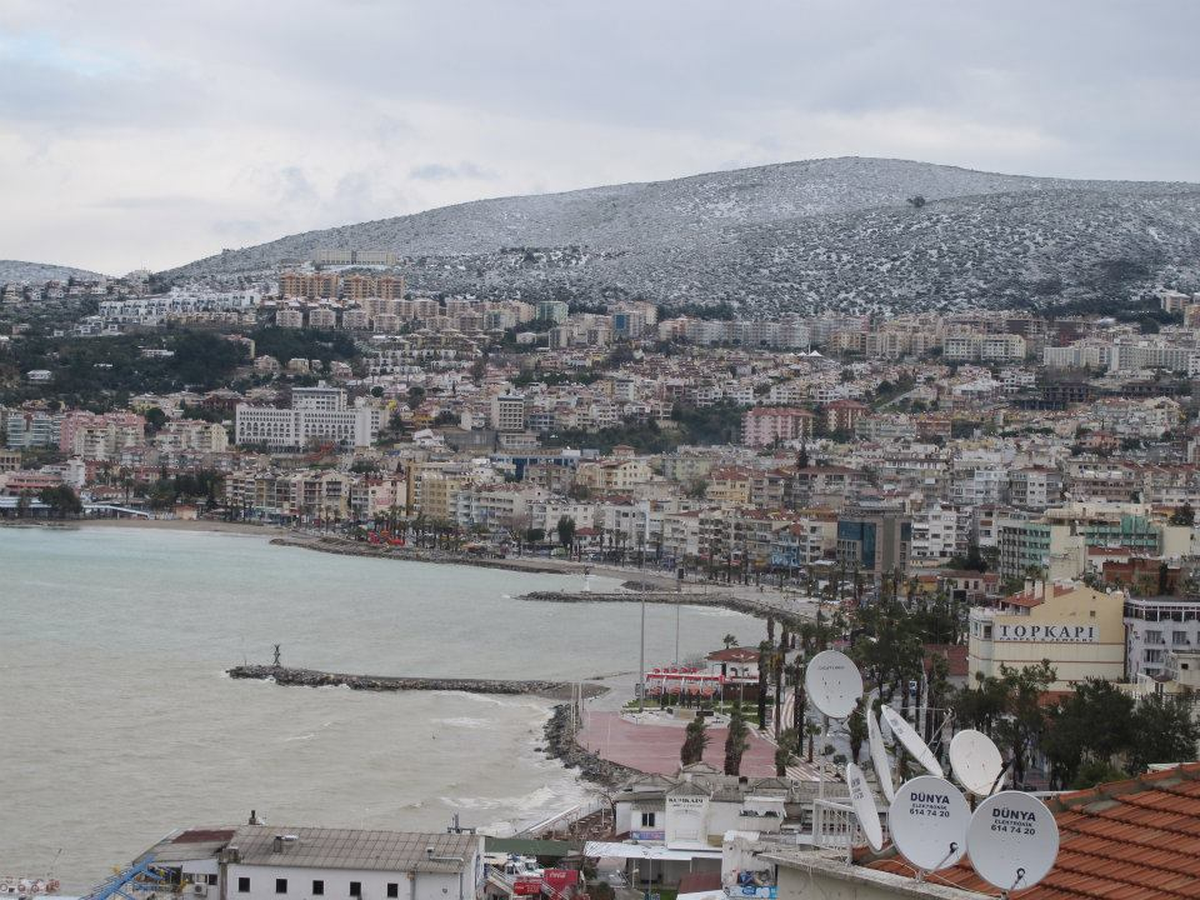 Kuşadası'na Yılın İkinci Karı Yağdı