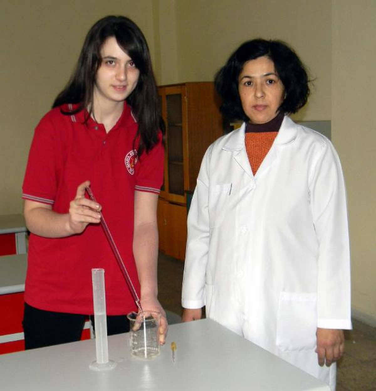 Öğrenci Gül İçerikli Yapıştırıcı Üretti