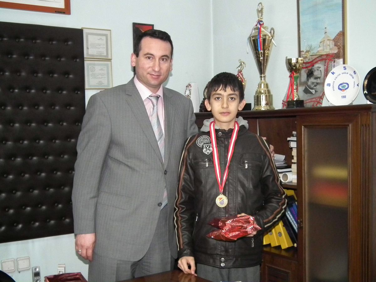 Mili Eğitim Müdüründen Şampiyona Hediye