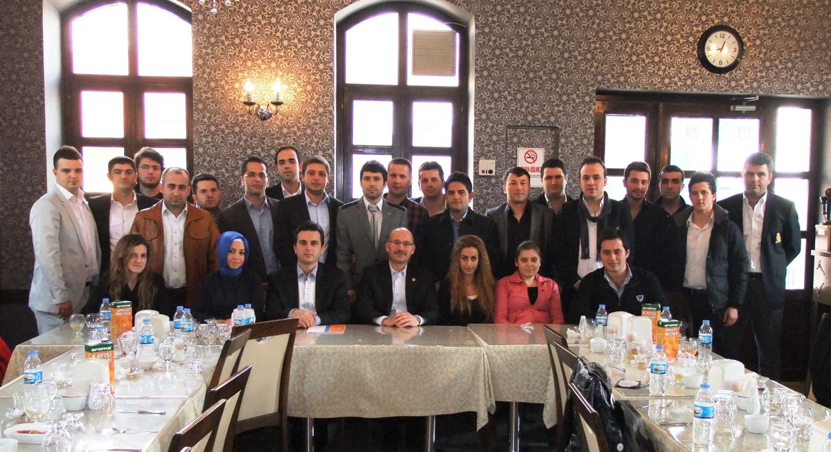 Milletvekili Öztürk\'ten Gençlere Öğütler