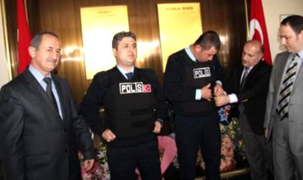 Müftülük Polise Çelik Yelek Hediye Etti
