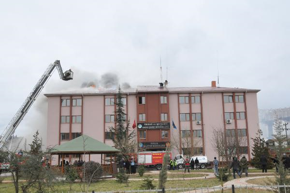Orman Müdürlüğü Çatısındaki Yangında Patlayan Avcı Malzemeleri Korkuttu