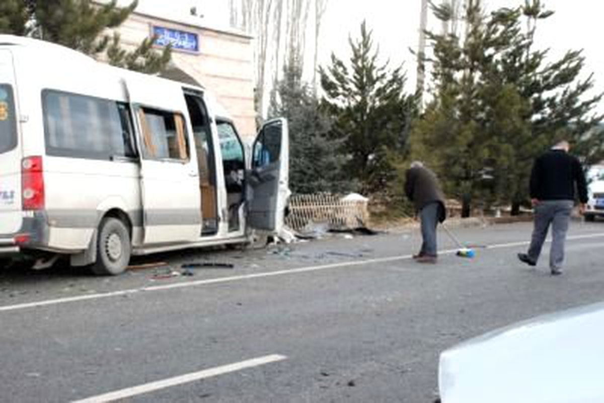 Otomobil, Yolcu Minibüsüyle Çarpıştı