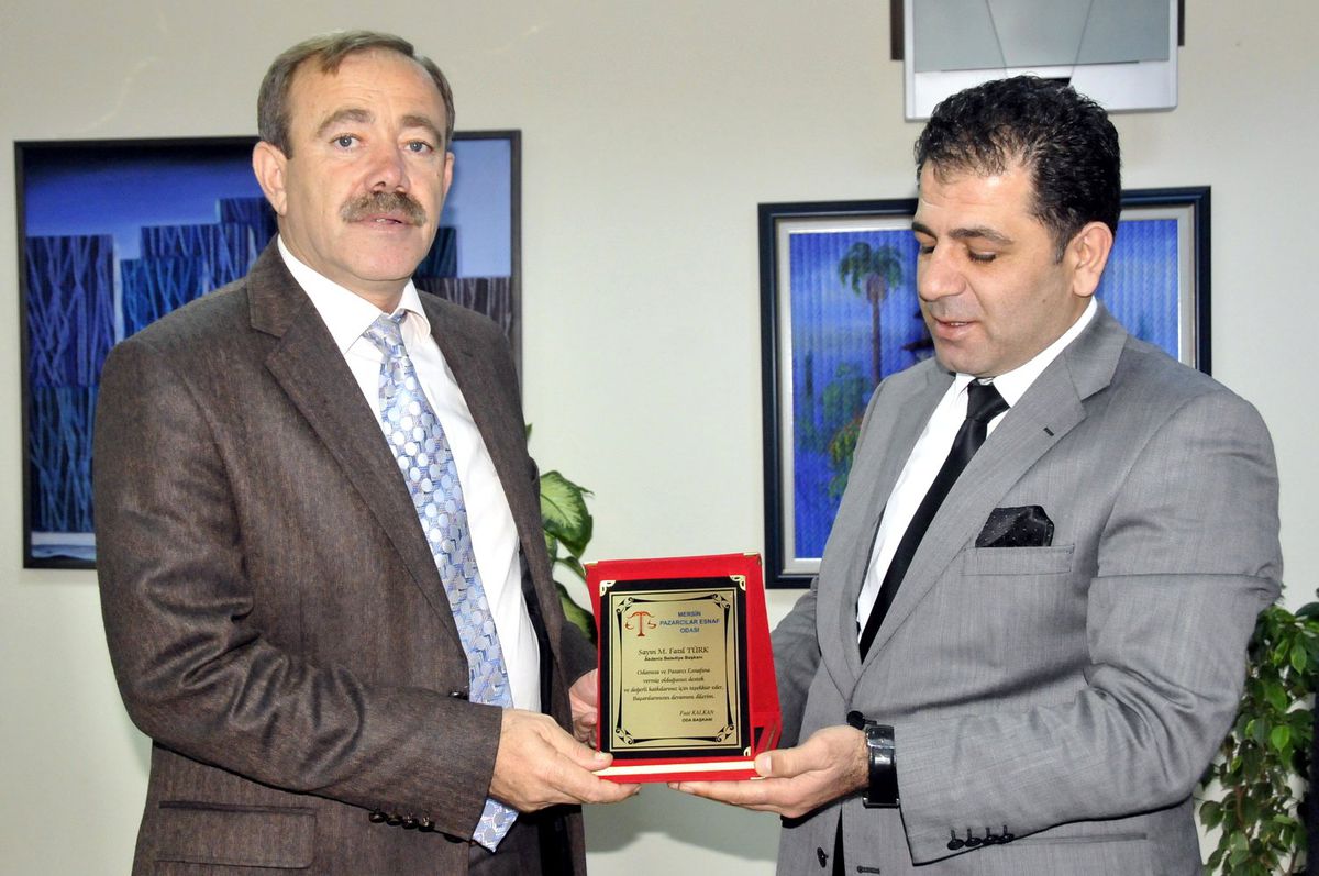 Pazarcı Esnafından Başkan Türk\'e Plaket