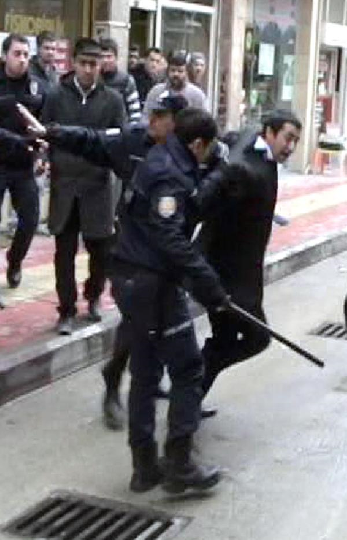 Sanık Ceza Aldı, Yakınları Duruşma Çıkışı Tanığı Bıçakladı