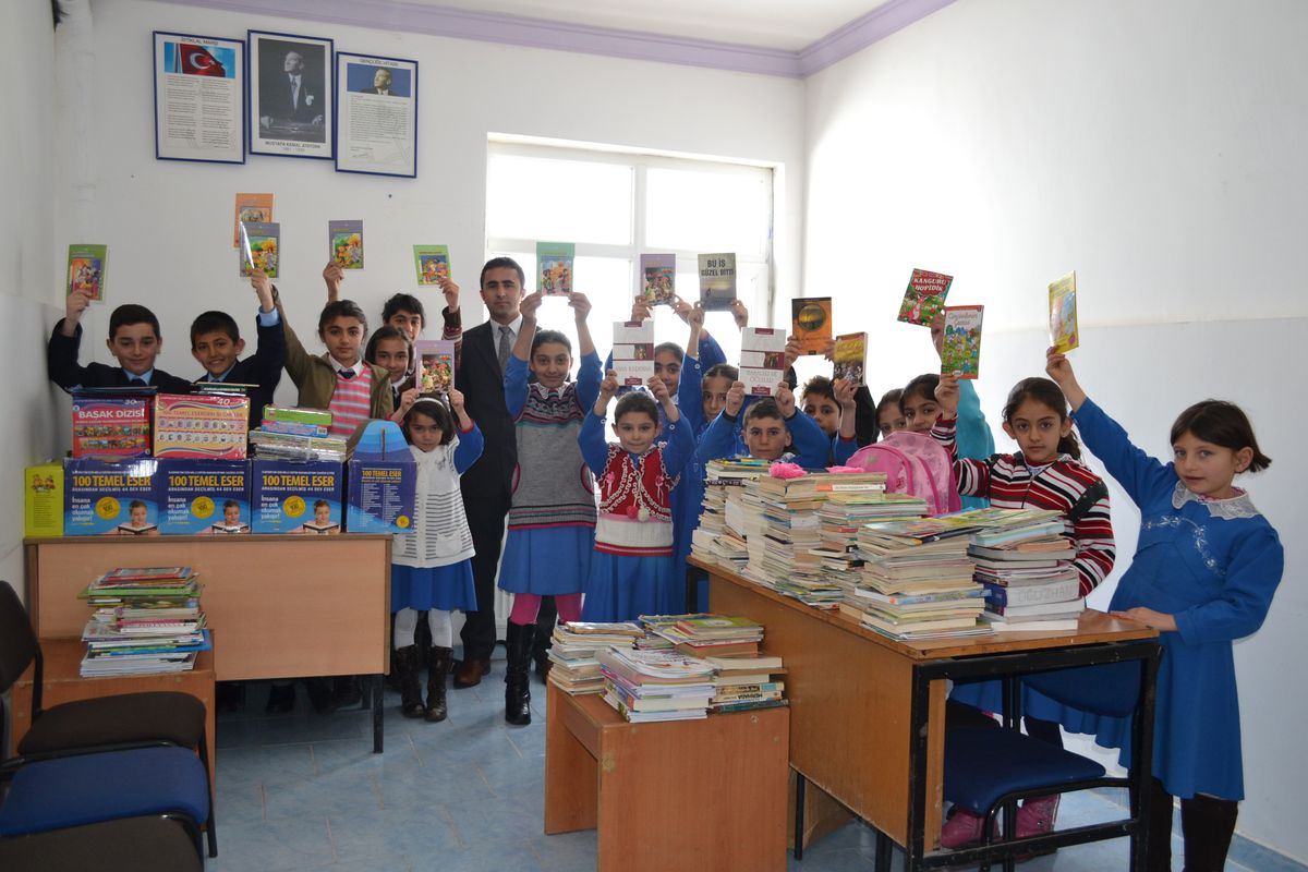 Şenkaya\'da Kitap Toplama Kampanyası