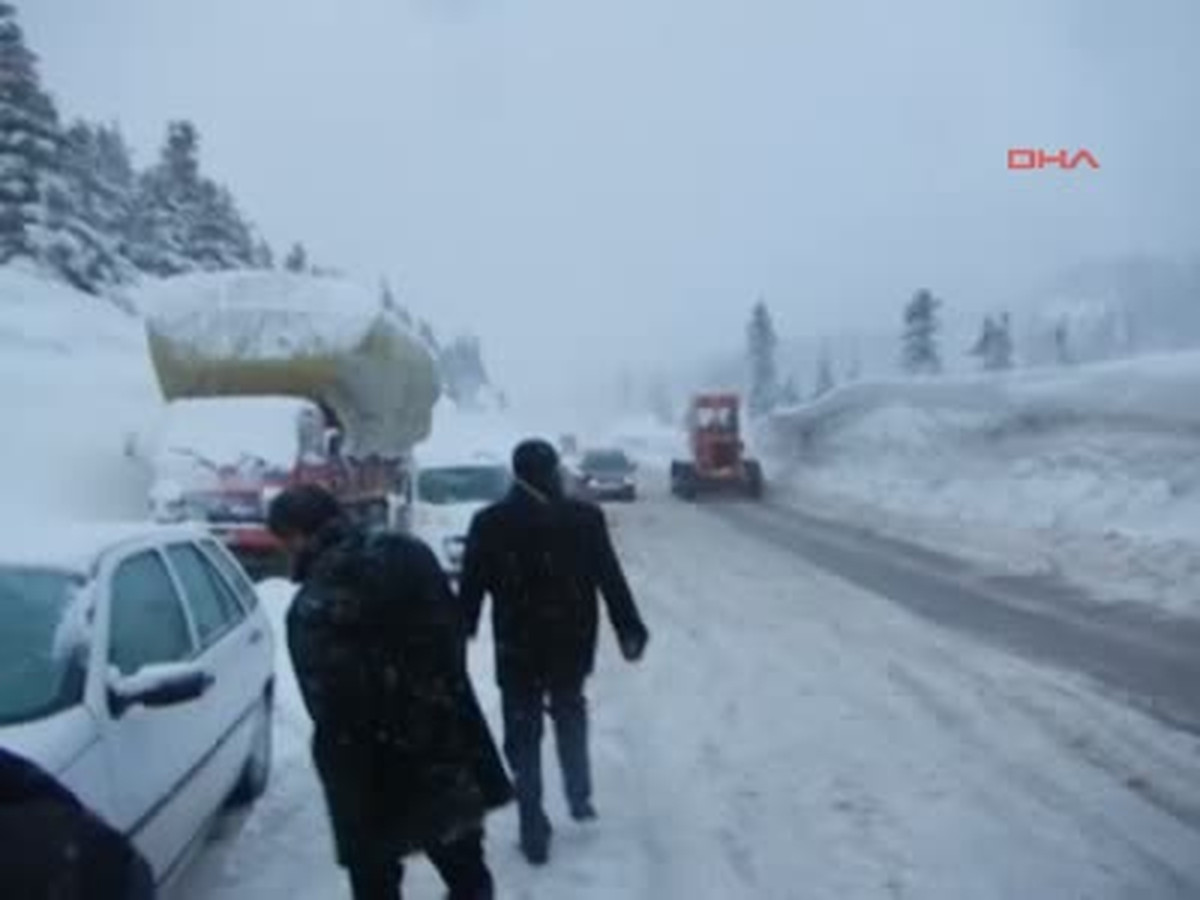 Seydişehir Karayolu\'nda Kar Trafiği Olumsuz Etkiliyor