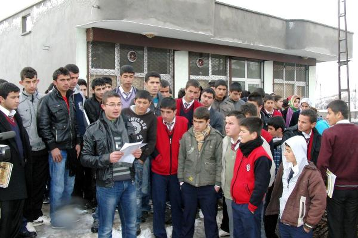 Şırnak\'ta Liseliler Minibüs Zammını Yürüyüşle Protesto Etti