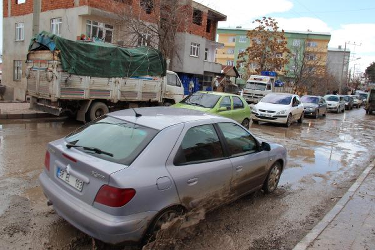 Suşehri\'nde Esnafın Bozuk Yol Protestosu