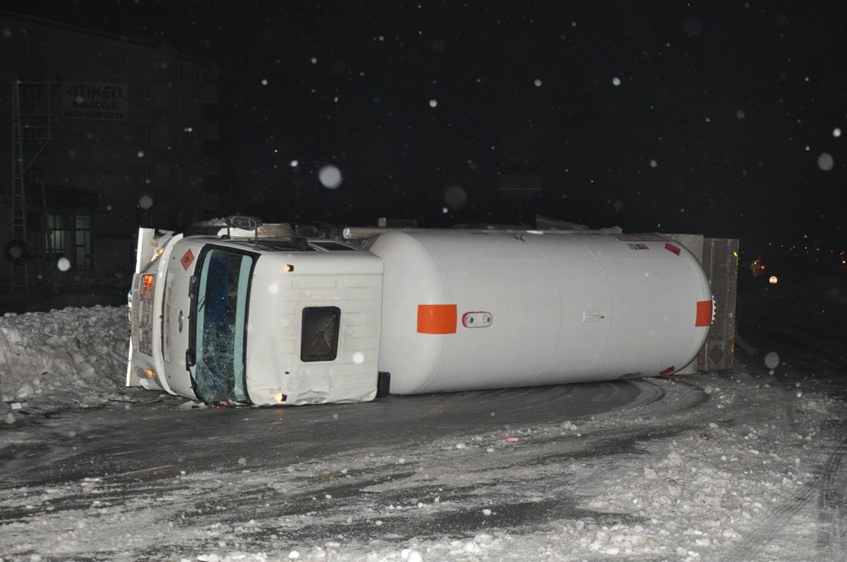 Tatvan\'da Gaz Yüklü Tanker Devrildi: 1 Yaralı
