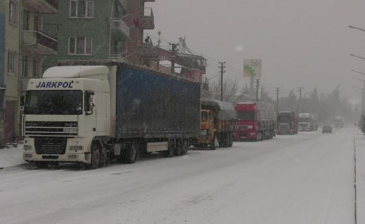 Uşak\'ta Kar Yağışı Ulaşımı Etkiledi