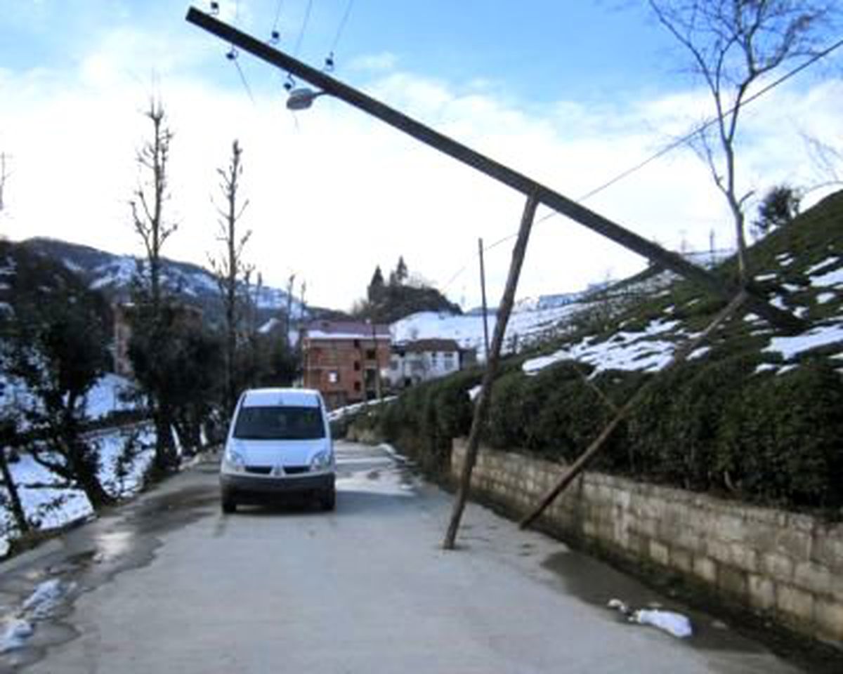 Yan Yatan Elektrik Direğine İlginç Ama Tehlikeli Çözüm