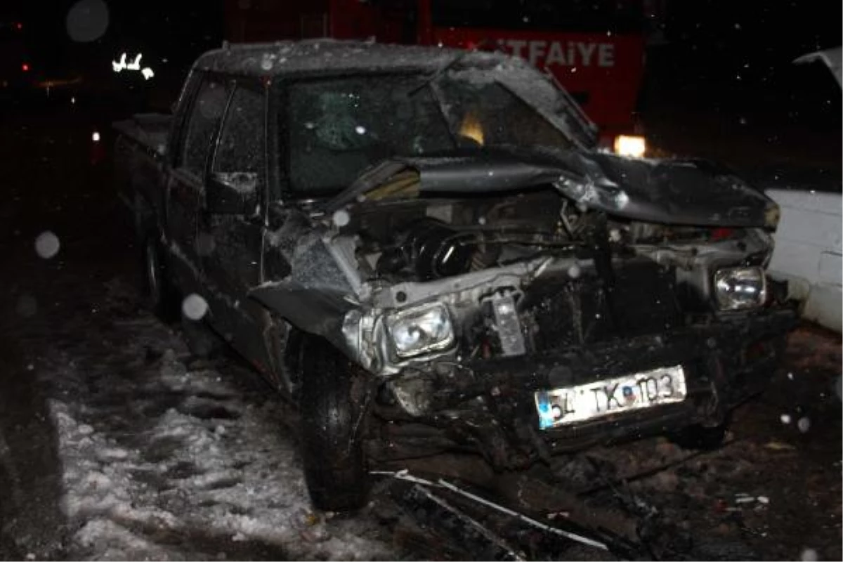 Adapazar\'ında Kamyonet Otomobile Çarptı; 2 Ölü, 4 Yaralı