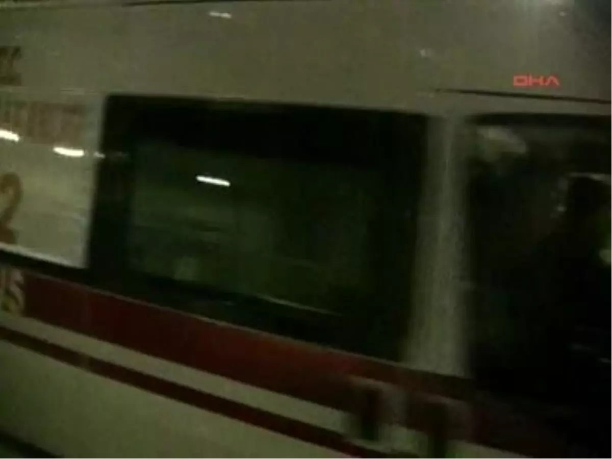 Adapazar\'ında Kamyonet Otomobile Çarptı: 2 Ölü 4 Yaralı