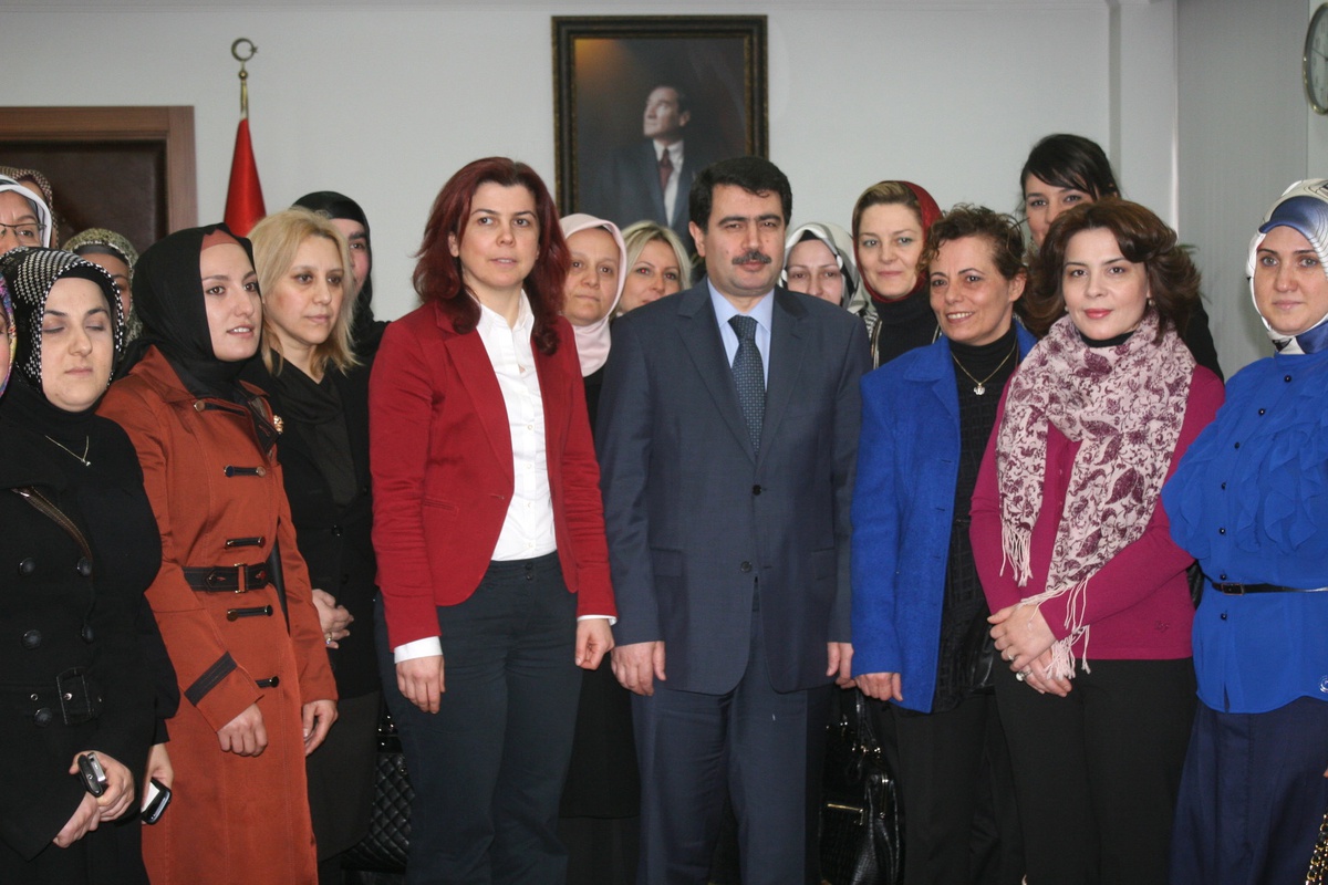 AK Parti Düzce Kadın Kolları Vali Şahin\'i Ziyaret Etti