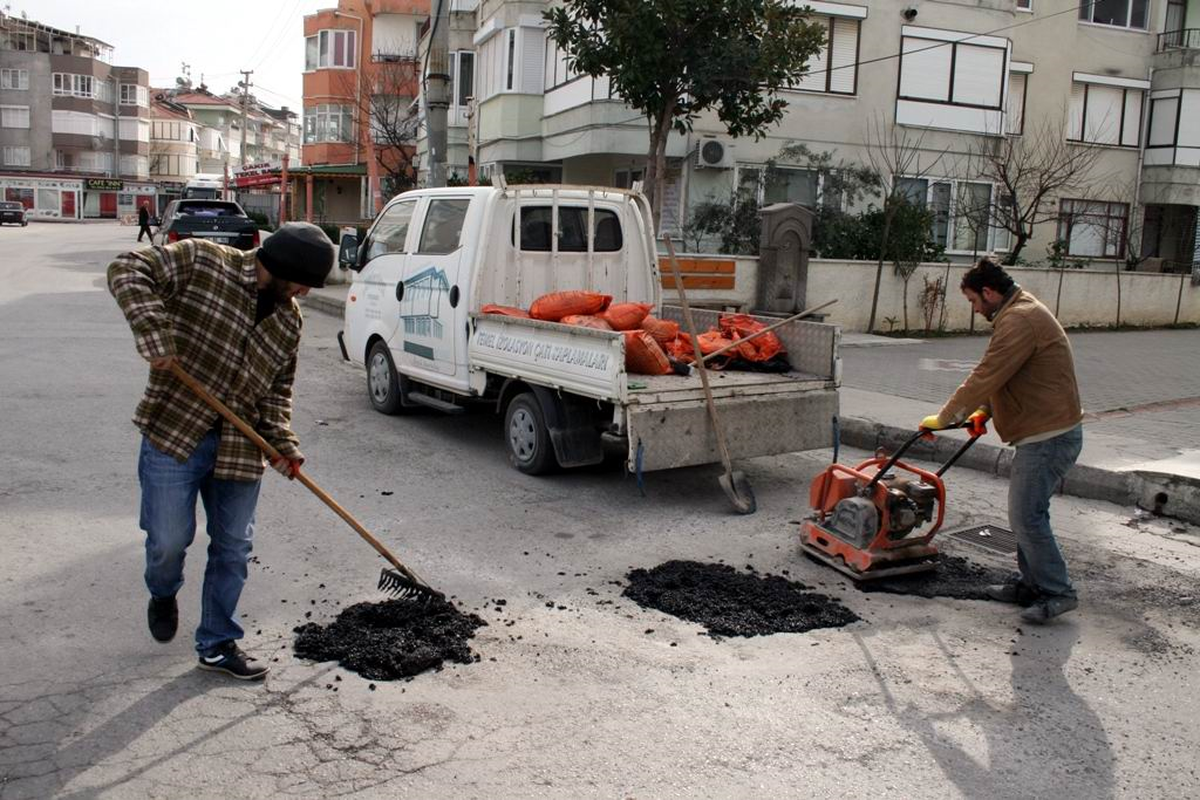 Akçay\'da Asfalt Yama Çalışmaları Başladı..