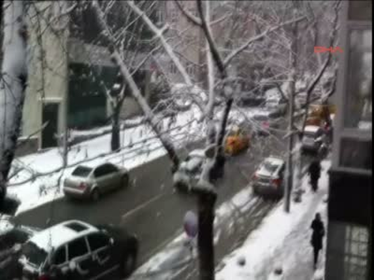 Ankara ve İstanbul\'da Yollar Buz Pistine Döndü