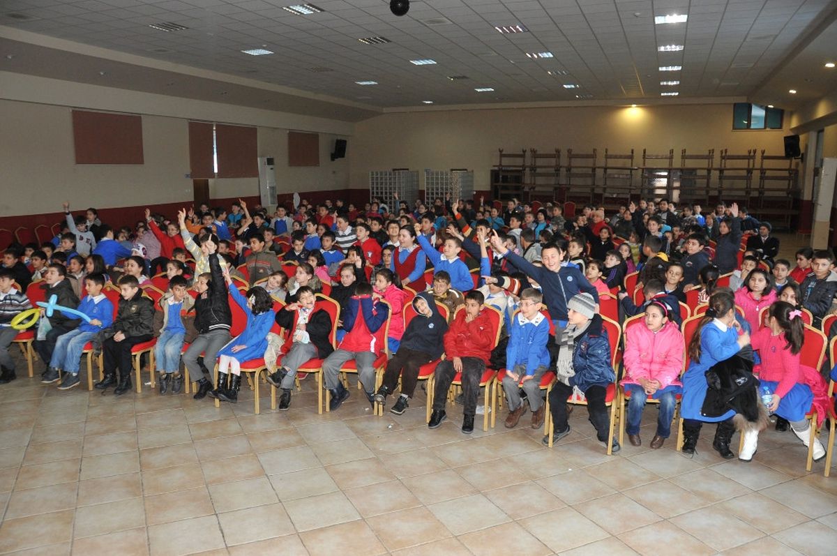 Başiskele\'de "Menemen Seven Çocuklar" İsimli Tiyatro Oyunu Sahnelendi
