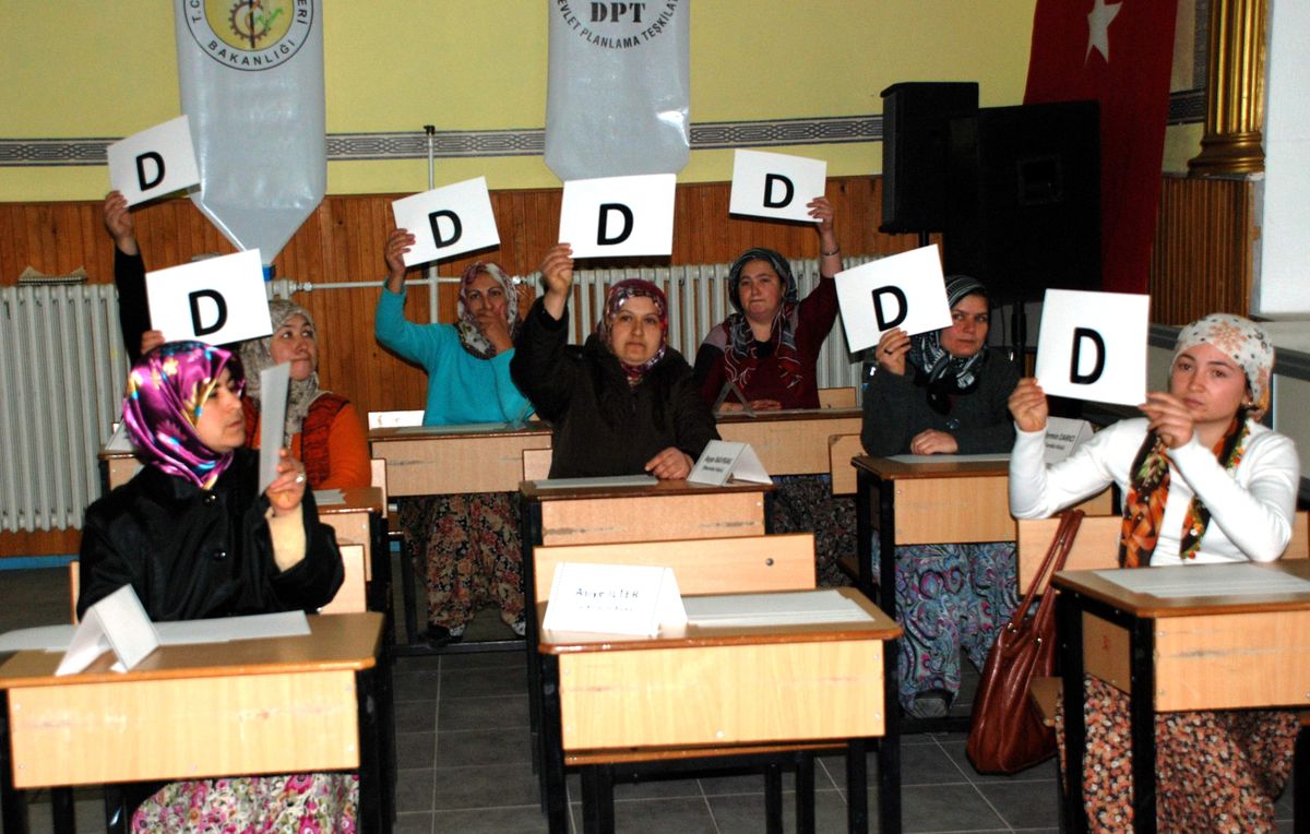 Bayramiç\'te Kadın Çiftçiler Yarıştı