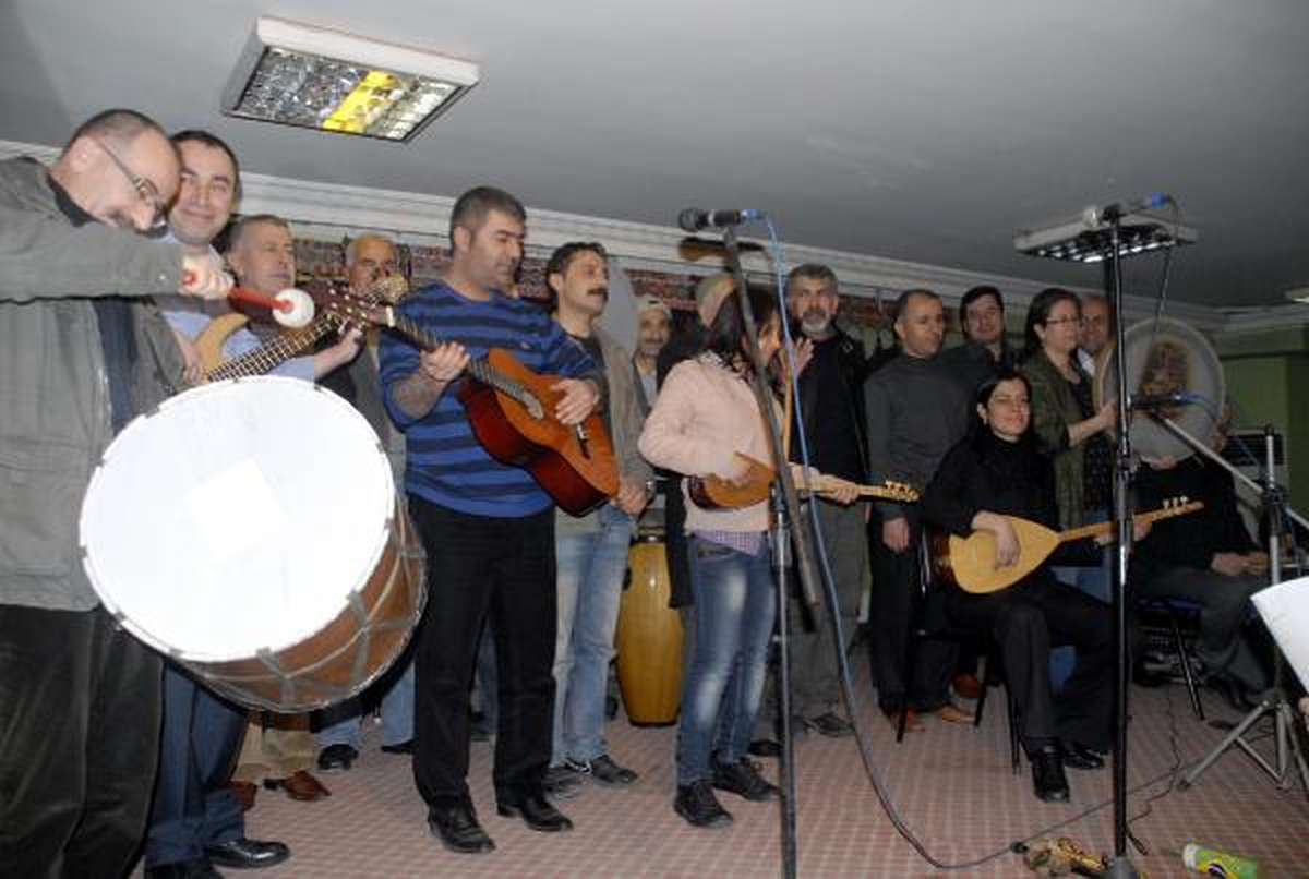 BDP'li Ata Protesto İçin Saz Çalıp Türkü Söyledi, Başkan Vekili Basgitar Çaldı