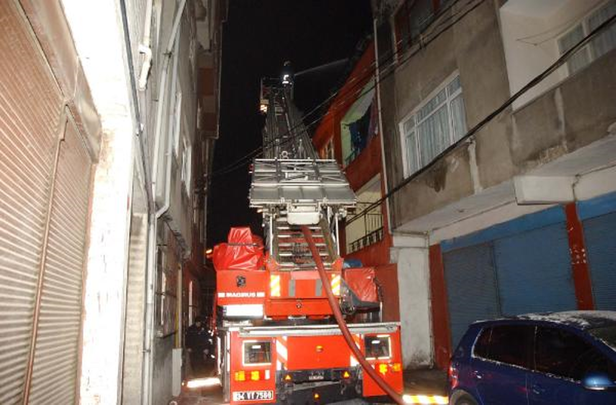 Beyoğlu\'nda Çatı Yangını