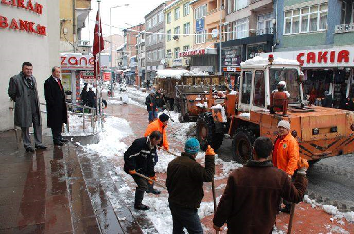 Çaycuma Beldesi\'nde Karla Mücadele Tüm Hızıyla Devam Ediyor