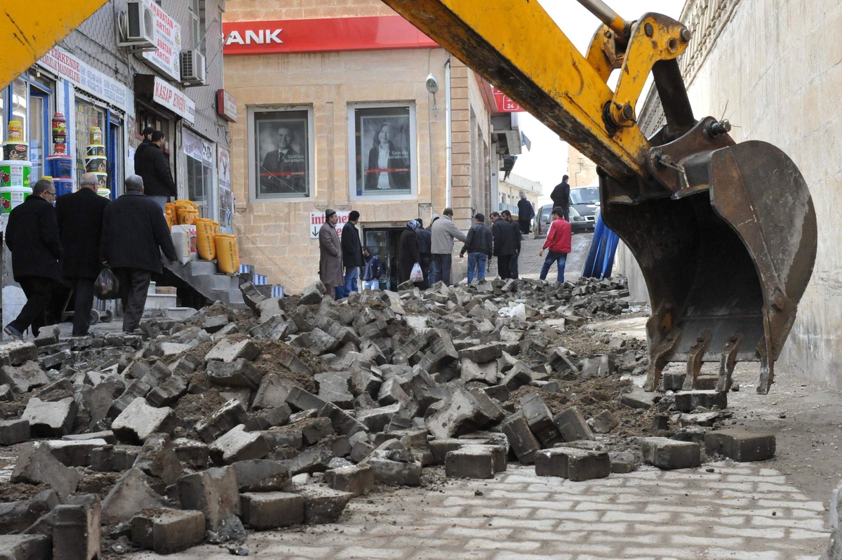 Cumhuriyet Çarşısı\'na Bazalt Taşı Döşeniyor