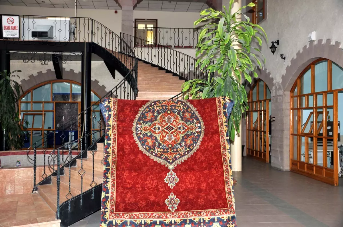 Dokur Evi\'nde Dokunan Uşak Halıları Belediye Hizmet Binasında Sergilenecek