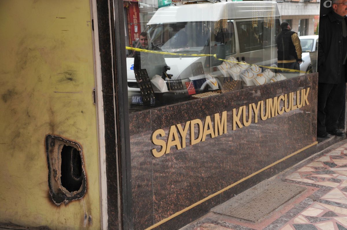 Duvarı Delip 2.5 Kilo Altın Çaldılar