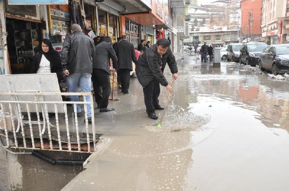 Eriyen Kar Suları Caddeyi Göle Çevirdi