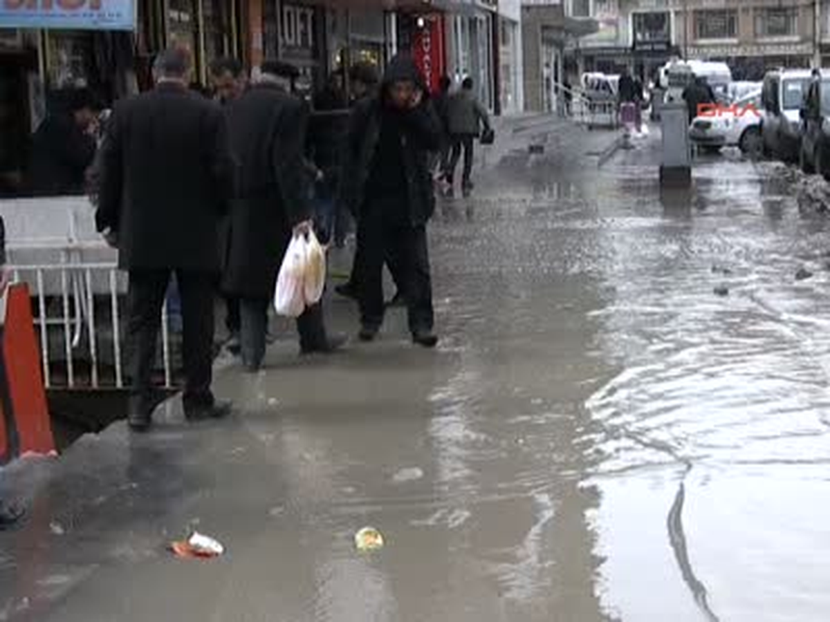 Eriyen Kar Suları Caddeyi Gölete Çevirdi