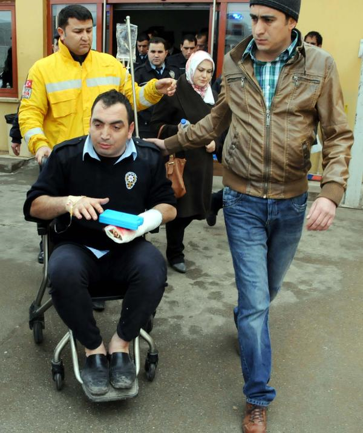 Hırsız Kovalayan Polis Tabancasıyla Kendini Yaraladı