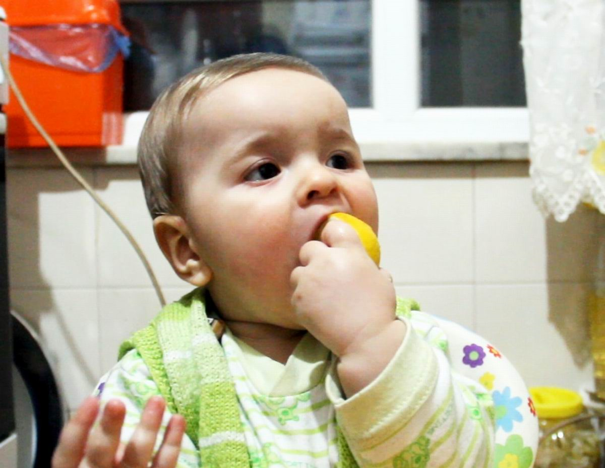 İştahla Limon Yiyen Bebek Şaşırtıyor