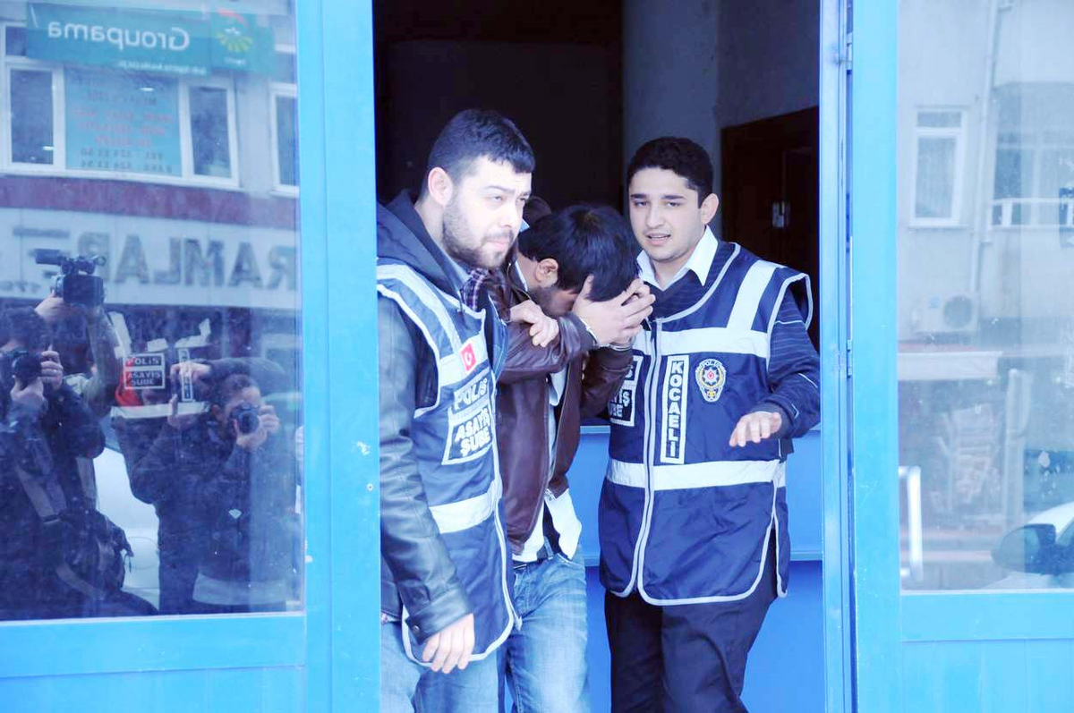 İzmit\'te Oto Hırsızlığı Çetesi Çökertildi