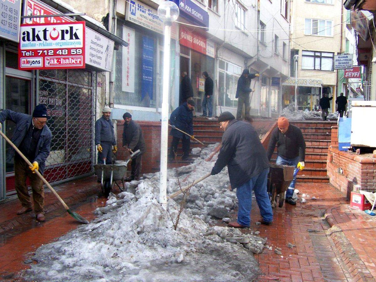 Kaman Belediyesi Buzları Temizliyor