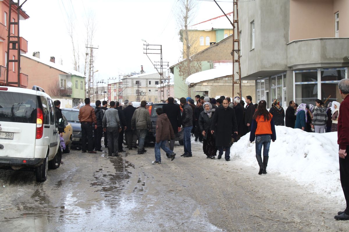 Kar Temizlerken Çatıdan Düşen Kardeşler Yaralandı