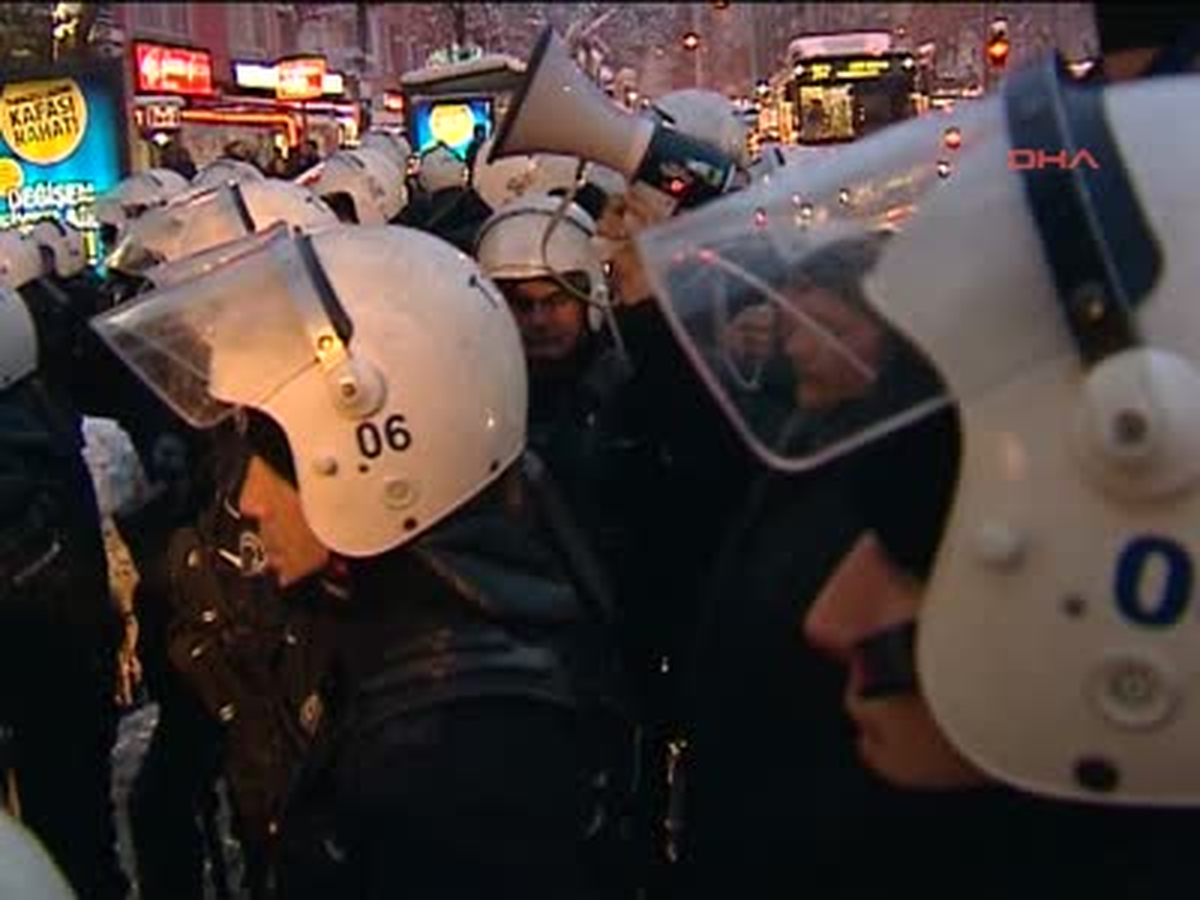Karşıt Görüşlü Öğrencilerin Kavgasına Polis Biber Gazı ile Müdahale Etti