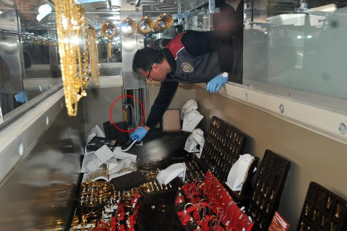Kuyumcunun Çelik Kasasını Oksijen Kaynağıyla Delip 1,5 Kilo Altını Çaldılar