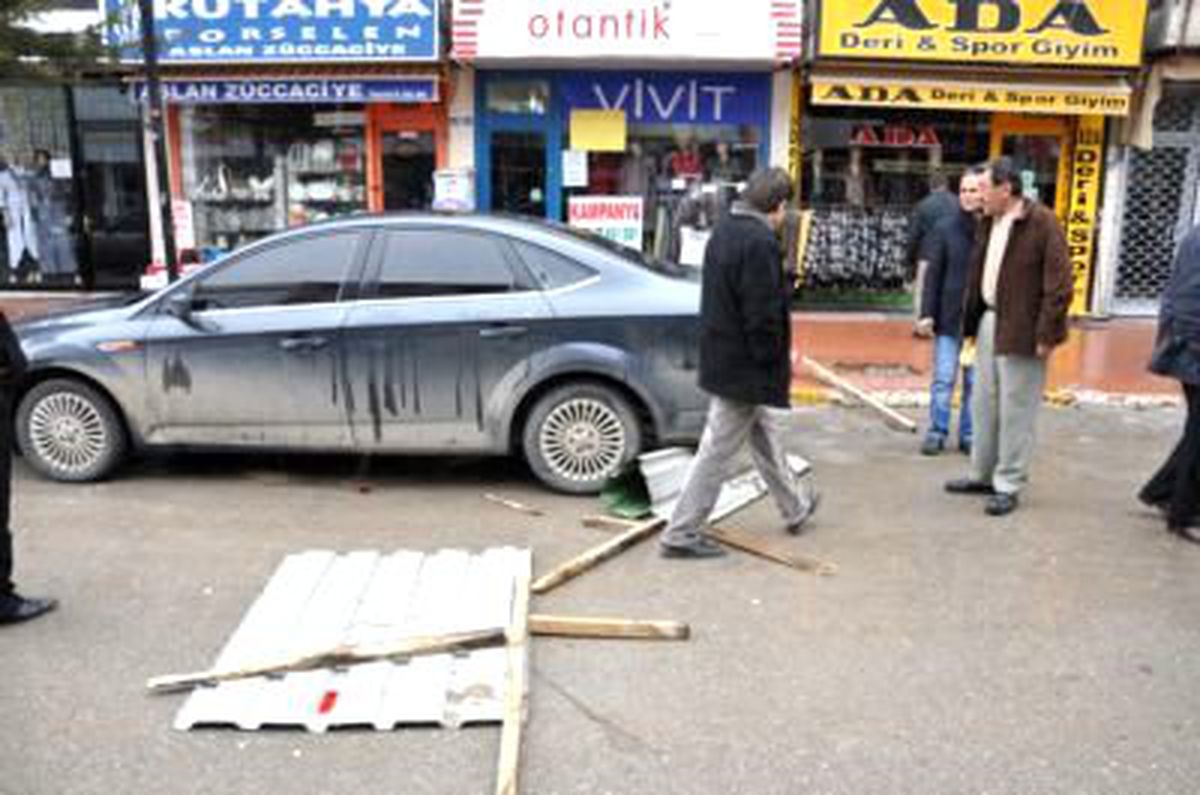 Lüks Otomobilin Üzerine Çatı Düştü