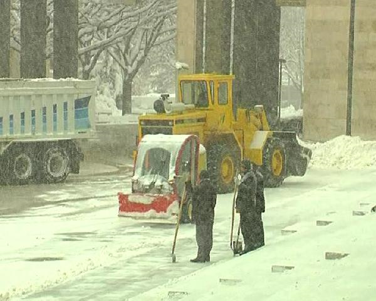 Meclis Binası Çatısından Akan Suya Kovalı Önlem