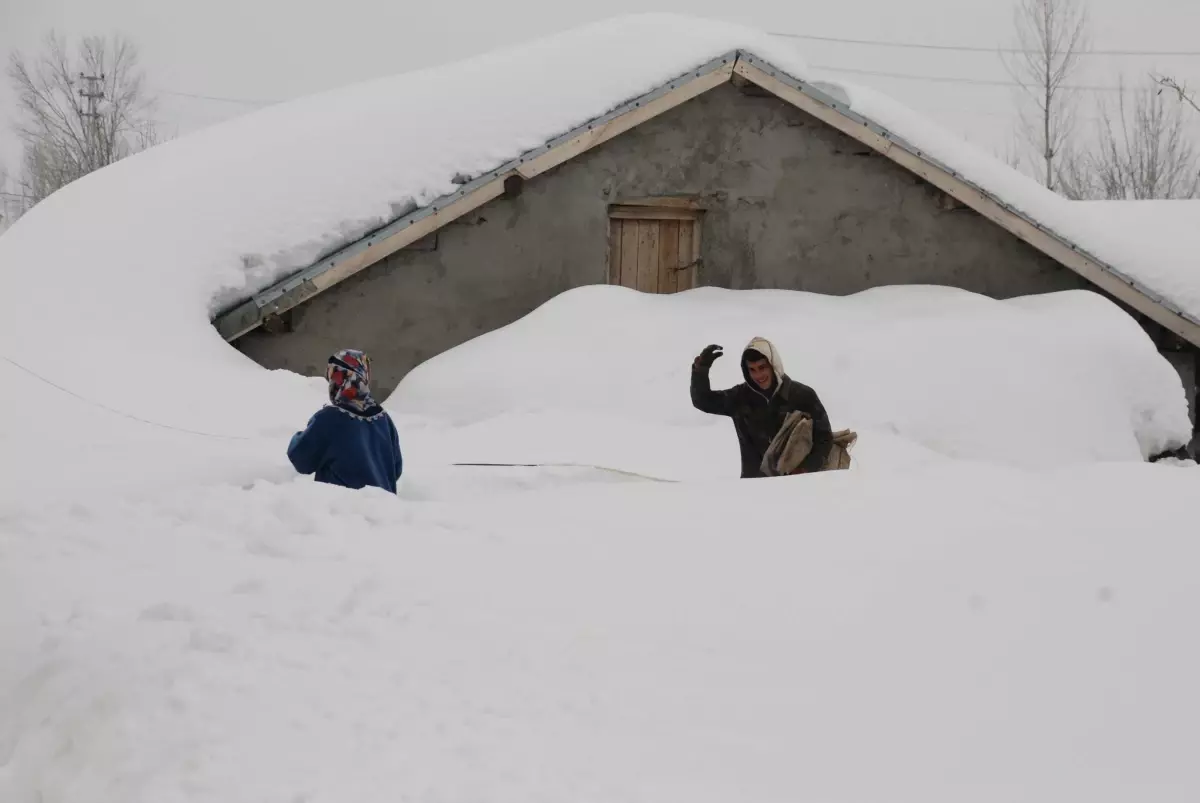 Tek Katlı Evler Kara Gömüldü