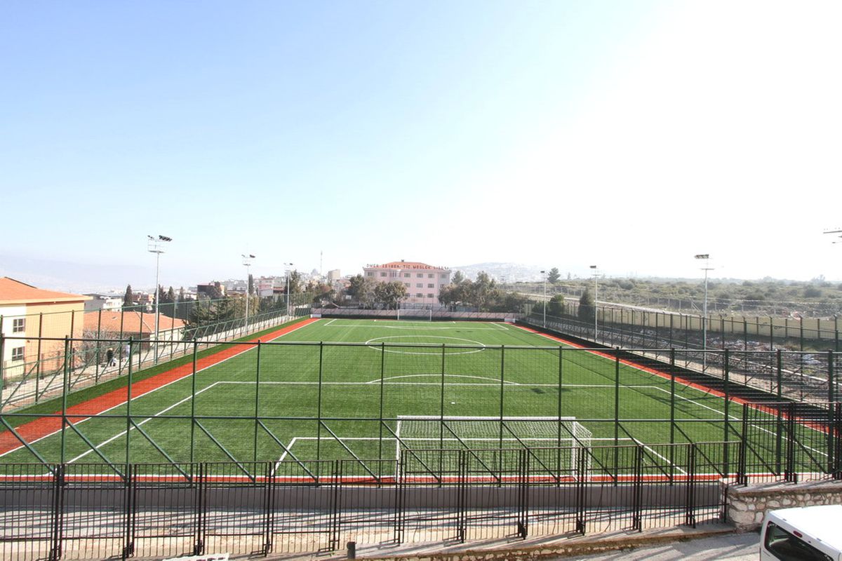 Öğrencilerin Halı Saha Sevinci