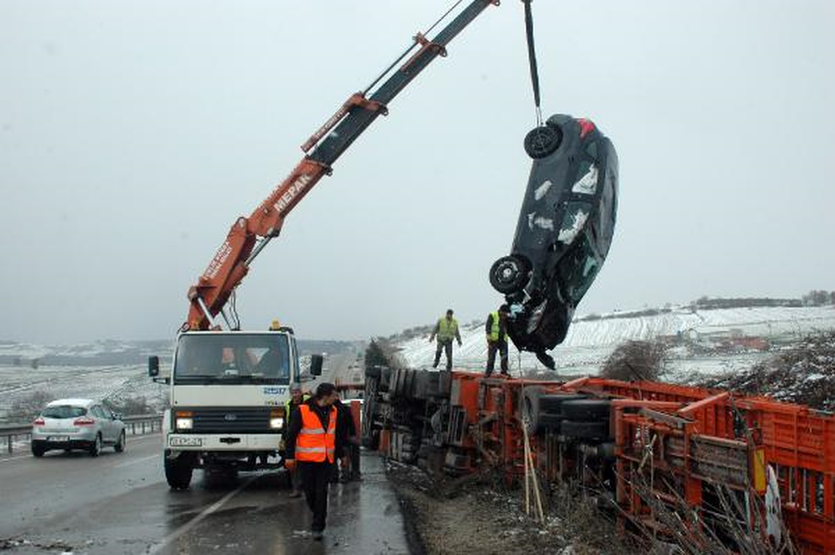 Otomobilleri Taşıyan Tır Devrildi, 10 Araç Hasar Gördü