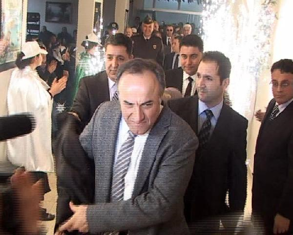 Protokole Meşaleli Karşılama, Salonu Dumana Boğdu